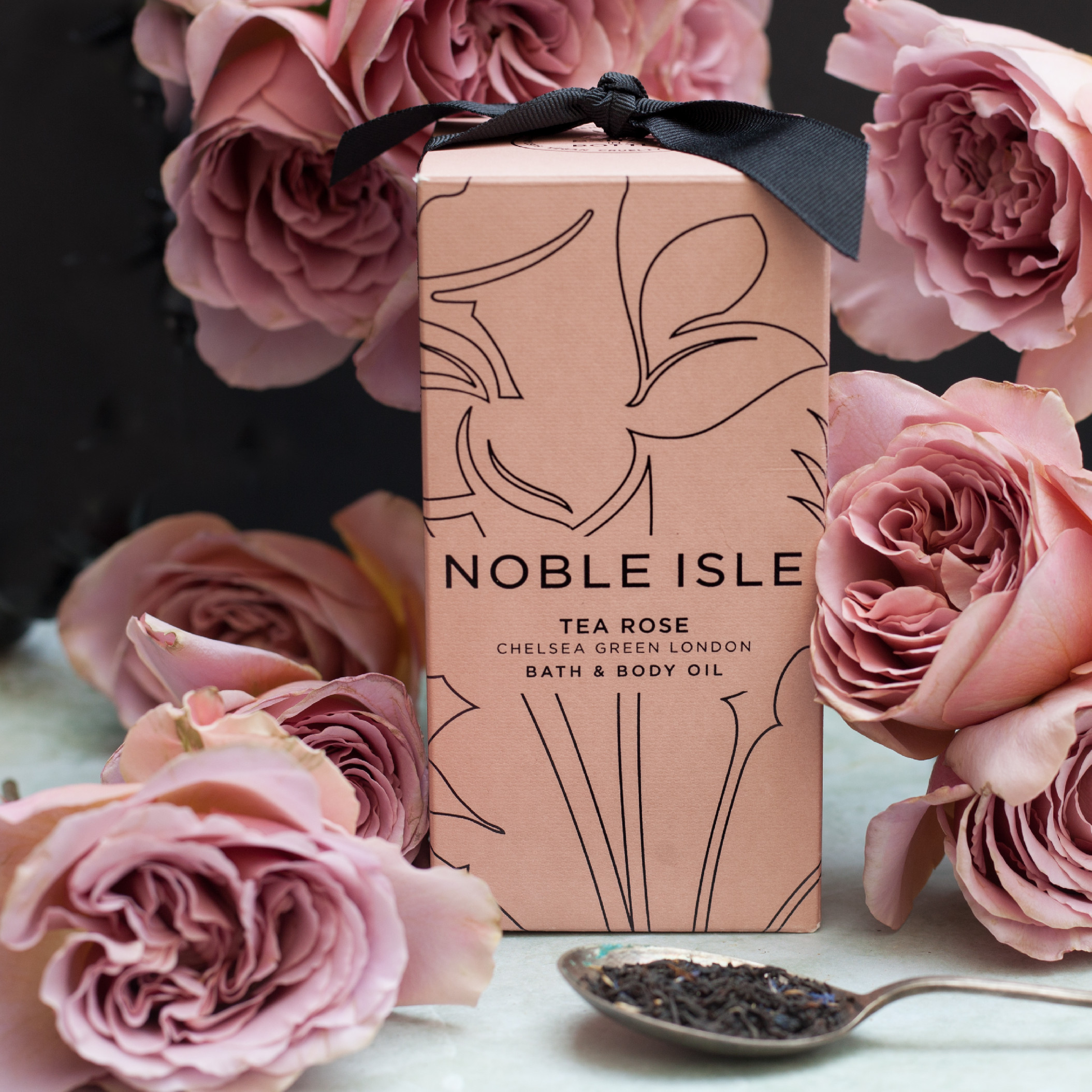 Noble Isle Tea Rose koupelový a tělový olej mezi růžemi