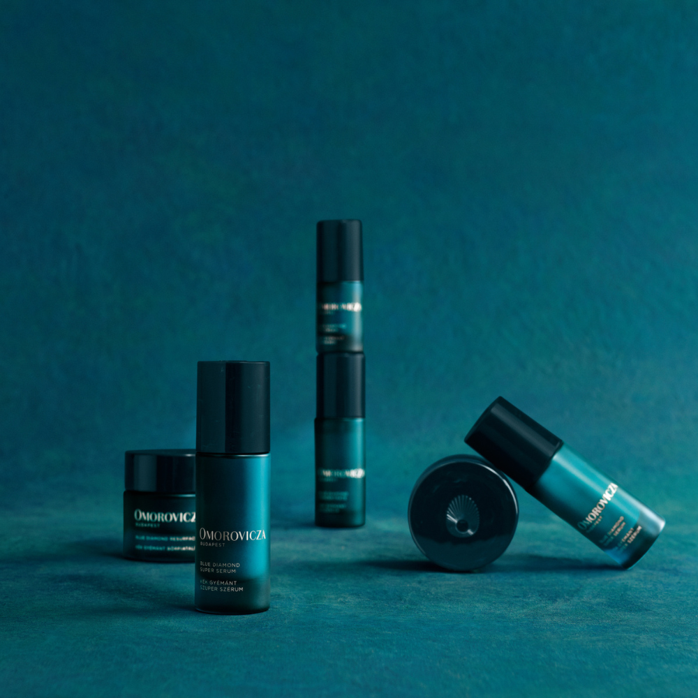 Produkty kolekce Omorovicza Blue Diamond v modrozelené kompozici