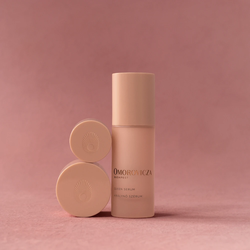 Královské pečující pleťové sérum Omorovicza (Queen Serum) na růžovém pozadí
