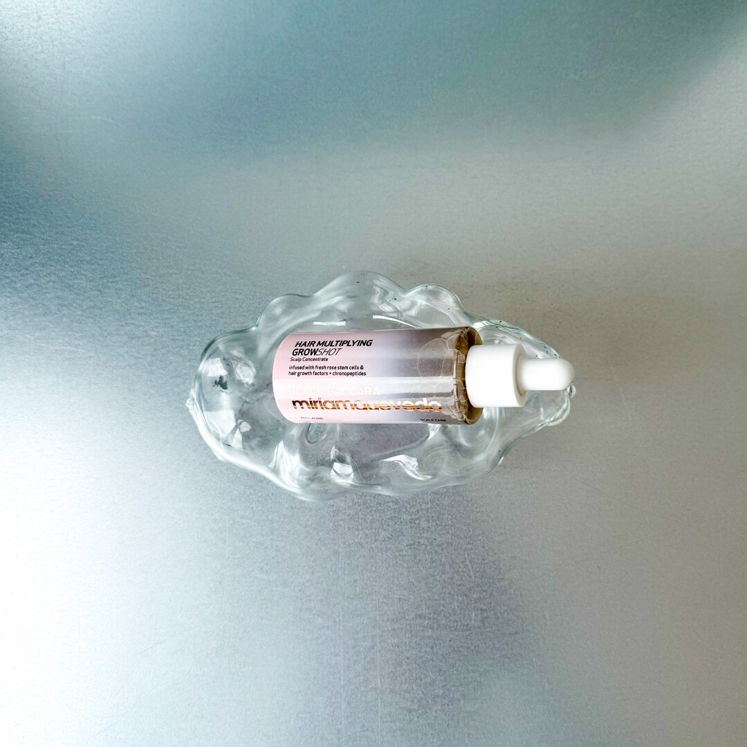 Black Baccara GrowShot Scalp Concentrate položený na skleněném podkladu