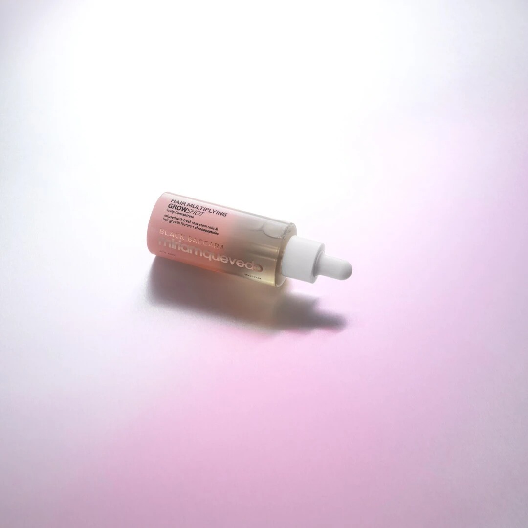 Miriam Quevedo Black Baccara Hair Multiplying GrowShot Scalp Concentrate na růžovém pozadí