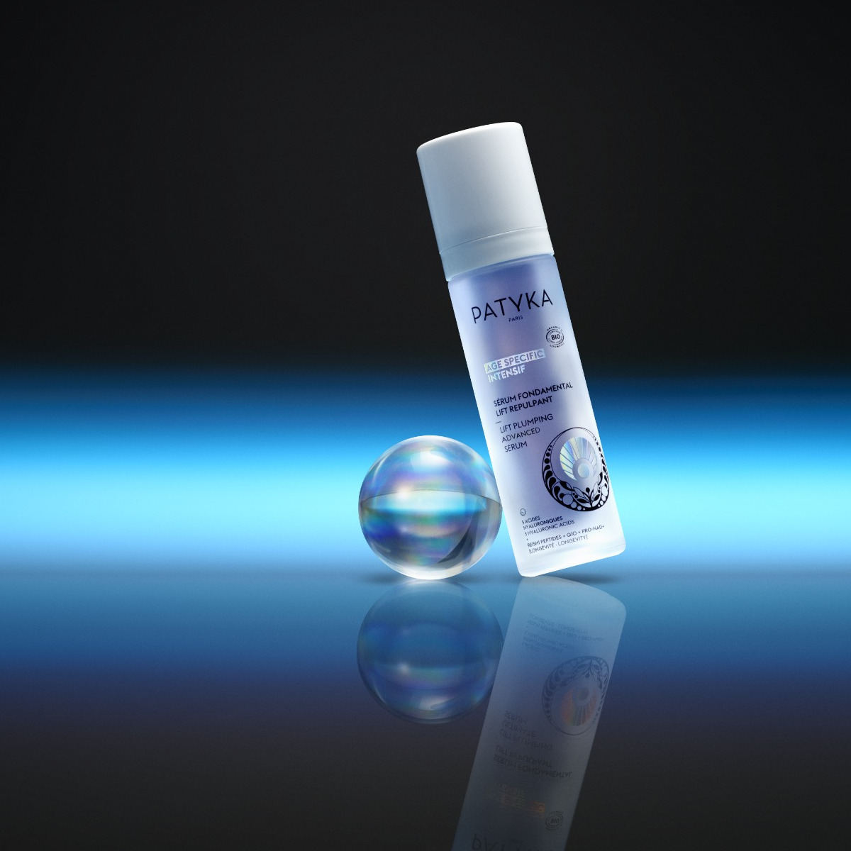 PATYKA Lift Plumping Advanced Serum na modrém pozadí s průsvitnou koulí