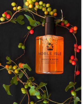 Čisté ruce, čistá mysl. 🫧 Kolekce Whisky & Water od Noble Isle je známá svou bohatou a výraznou vůní. Spojuje tóny...