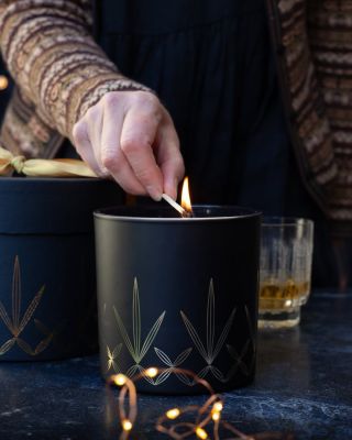 Dotek skotského tepla 🔥 Inspirována tradicí skotských palíren, kolekce Whisky & Water od Noble Isle spojuje bohatý extrakt...