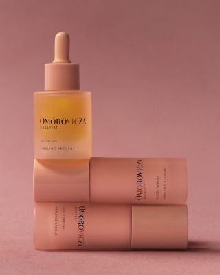 Queen of Hungary Collection. Všestranné složení s hybridní texturou zvyšuje zářivost pleti a připravuje ji na snadnou...